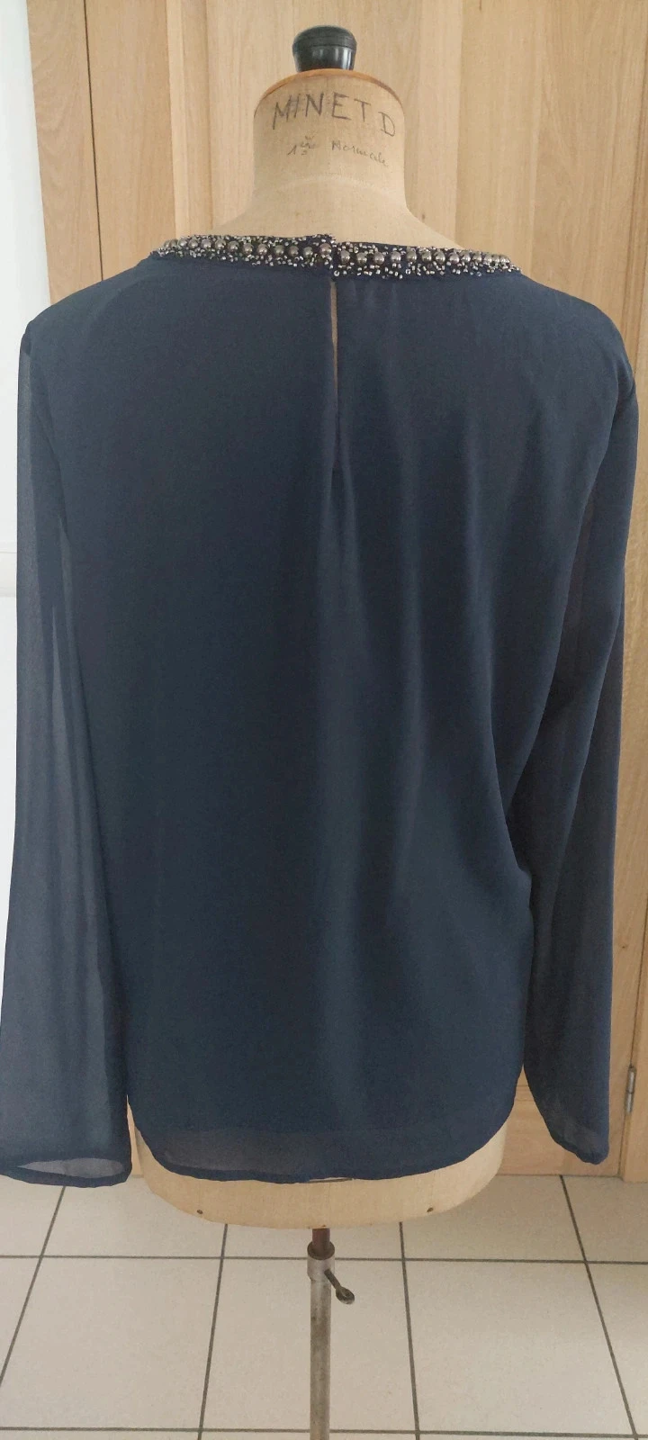 Blouse fluide bleu marine Vila - Col perlé et strass - Taille L (40/42) - Excellent état – photo 3